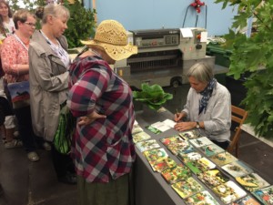 Inge Löök signeeraamassa korttejaan kymmenien metrien pituiselle jonolle postcrossaajia